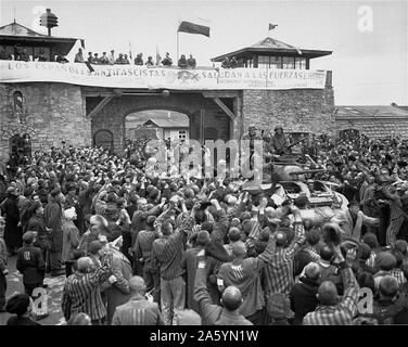 Mauthausen Hinterbliebene jubeln die Soldaten der 11. Panzerdivision der US-dritte Armee. Stockfoto