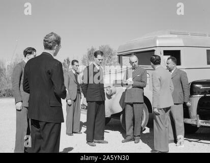 Inspektion von Seiner Exzellenz, des Hohen Kommissars des Kinos, und der Hohe Kommissar im Gespräch mit Mitgliedern der Besatzung 1942. Stockfoto