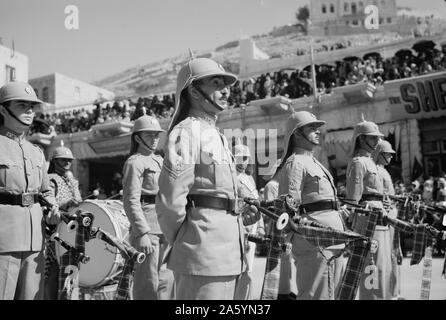 24. Jahrestag der Arabischen Revolte unter König Hussein & Lawrence, 1940. Band von der Arabischen Legion entlang der Straßen Stockfoto