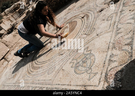 Bet Shemesh, Israel. 23. Oktober, 2019. Mitarbeiter der Israel Antiquities Authority Arbeit einer 1500 Jahre alten Kirche aufzudecken, mit Mosaikböden und Griechischen Mosaik Inschriften dekoriert, entdeckt, etwa 30 Km westlich von Jerusalem. Eine Inschrift gefunden widmet, die Website zu einem namenlosen "glorreichen Märtyrer". Eine zweite erwähnt eine Spende aus der byzantinischen Kaiser Tiberius II Konstantin empfangen. Eine völlig intakte Crypt diente als eine unterirdische Grabkammer für die 'glorreichen Märtyrer". Credit: Nir Alon/Alamy leben Nachrichten Stockfoto