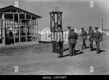 Ankunft in Palästina von Herrn Anthony Eden (Britischer Außenminister). Herr Eden & Offiziere zu Fuß durch australische Camp S. in Palästina. 1942 Stockfoto