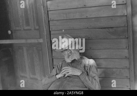 Ex-Landwirt durch ein Haus in Circleville, Ohio's 'Hooverville" ruht. 1938. Stockfoto
