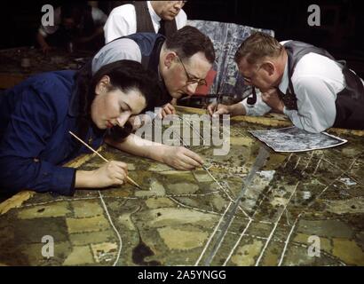 Camouflage Klasse in New York University, wo Männer und Frauen Training für Kriegsdienst in der US-Armee, New York, NEW YORK sie Modelle von Luftaufnahmen machen, Fotografieren, dann arbeiten, eine Tarnung Regelung und eine endgültige Foto machen. 1943 Stockfoto