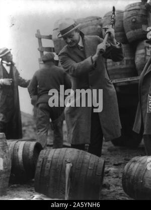 FBI-Offizier bricht einen Beschlagnahmten Faß Bier als Teil des Verbots Kampagne gegen Alkohol in den USA in den 1920er Jahren. Datum 1924. Stockfoto