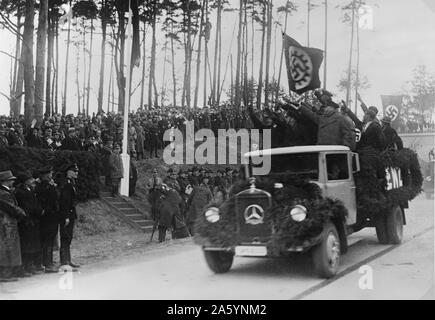 Männer, der in der Rückseite eines Lkw gruss Hermann Goring und anderen NS-Führer, während der Eröffnungs-Zeremonien für das neu eröffnete Autobahn (Autobahn). 1936 Stockfoto