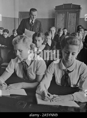 Die sechste Klasse Schule Zimmer in der Lettischen UDSSR (Union der Sozialistischen Sowjetrepubliken). Zwischen 1930 und 1940 Stockfoto