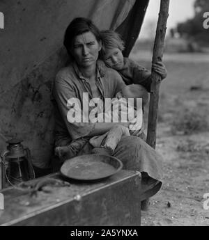 Familie der landwirtschaftlichen Wanderarbeitnehmer Arbeiter. Sieben hungrige Kinder. Mutter dreißig Jahren. Vater ist gebürtiger Kalifornier. Nipomo, Kalifornien von Dorothea Lange 1895-1965, datiert 1936. Foto zeigt Florenz Thompson mit mehrere ihrer Kinder in einem Zelt shelter als Teil des Migrant Mutter'-Serie 1936 Stockfoto