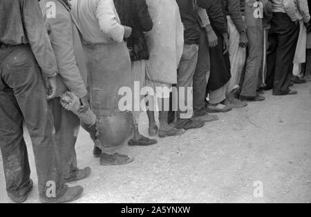 Pflanzlichen Arbeitnehmer, Migranten, warten nach der Arbeit zu entrichten. In der Nähe von Homestead, Florida datiert 19380101 Stockfoto