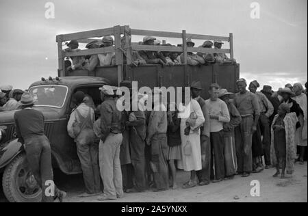 Pflanzlichen Arbeitnehmer, Migranten, warten nach der Arbeit zu entrichten. In der Nähe von Homestead, Florida 19390101 Stockfoto