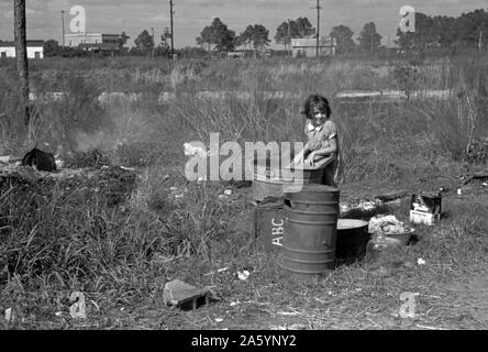 Waschen Sie täglich. Die Tochter eines Migranten Obst Arbeitnehmers aus Tennessee, jetzt lagerten in der Nähe von Winter Haven, Florida 19370101 Stockfoto