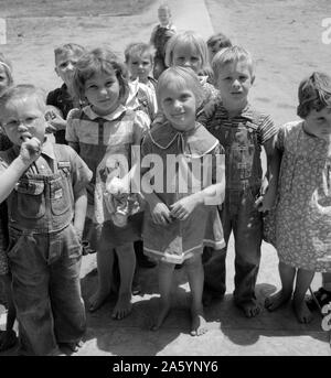 Tulare County. Farm Security Administration (FSA) Lager für landwirtschaftliche Wanderarbeit. Kinder, die den Kindergarten besuchen. Kalifornien. Farmersville Camp von Dorothea Lange 1895-1965 vom 19390101 Stockfoto