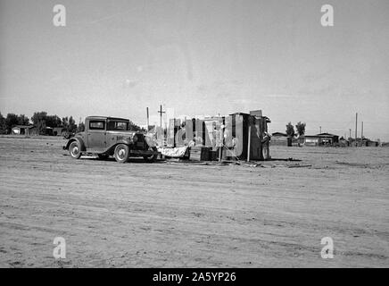 Gehäuse der wandernden Außendienstmitarbeiter (mexikanisch) auf der anderen Straßenseite von der Farm Security Administration (FSA). In der Nähe von Calipatria, Imperial Valley, Kalifornien von Dorothea Lange 1895-1965, datiert 1939 Stockfoto