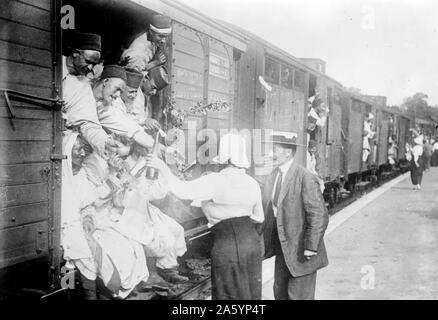 Foto zeigt Menschen geben Wein algerische Soldaten bei Champigny, Frankreich im ersten Weltkrieg. Stockfoto