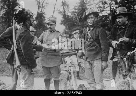 Italienische Chirurgen mit verwundeten Soldaten in Tripolis, Libyen während des Krieges (Turco-Italian Italo-Turkish Krieg), die zwischen September 1911 und Oktober 1912 stattfand, Stockfoto