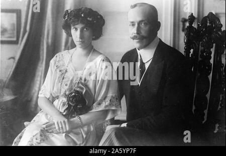 Prinz Wilhelm von Wied, Fürst von Albanien (Wilhelm Friedrich Heinrich (1876-1945), kurz als souveräne von Albanien von März 1914 bis September 1914 regierte mit seiner Frau Prinzessin Sophie Helene Cecilie von Schönburg-Waldenburg (1885-1936) 1910 Stockfoto