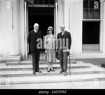 Foto der ehemalige britische Premierminister Ramsay MacDonald (1866-1937) mit Präsident Calvin Coolidge (1872 – 1933) im Weißen Haus. Datiert 1927 Stockfoto