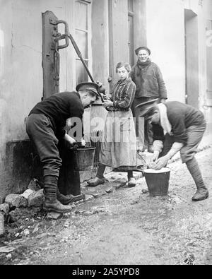 Fotografieren von britischen Soldaten bekannt als "Tommys" Unterstützung der Bewohner von Étaples, Frankreich während Erster Weltkrieg I. datiert 1914 Stockfoto