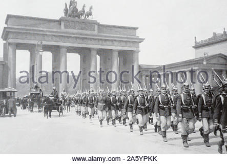 WW 1 Preussische Infanterie durch das Brandenburger Tor Berlin marschieren, vintage Foto von 1914 Stockfoto