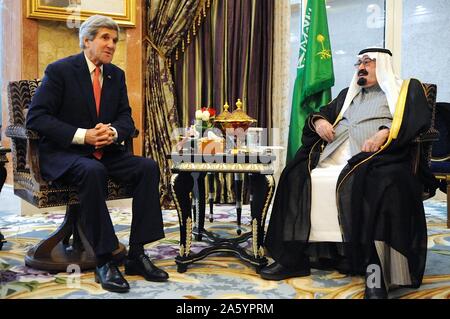 Abdullah bin Abdul-Aziz Al Saud 1924-2015 König von Saudi-Arabien und Hüter der beiden Heiligen Moscheen von 2005-2015. US-Außenminister John Kerry trifft sich mit dem König von Saudi-Arabien, Abdullah bin Abdul-Aziz Al Saud. 5. Januar 2014. Stockfoto