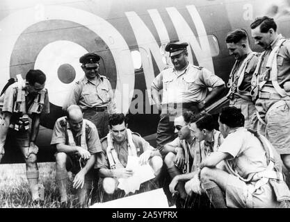 Niederländische Luftwaffe in britisches Malaya. Foto zeigt zehn niederländischen Royal Air Force Offiziere Patrouille Pläne neben einem Flugzeug zu besprechen. zwischen 1941 und 1942. Stockfoto