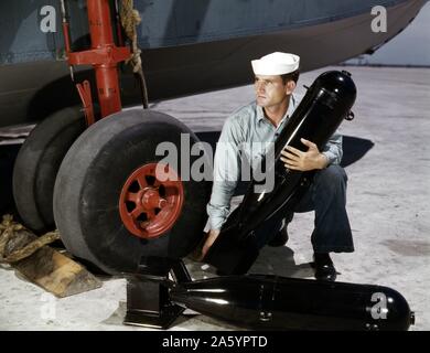 Laden Raketen an Bord eines Flugzeugs auf der Naval Air Base, Corpus Christi, Texas. 1942. Stockfoto