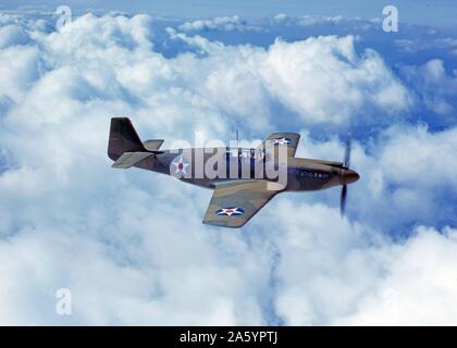 North American p-51 Mustang Kämpfer ist im Dienst der britischen Royal Air Force, N.A.A. Inc., Inglewood, Kalifornien. 1942. Stockfoto