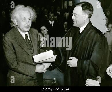 Amerika gewinnt ein berühmter Bürger. 1. Oktober 1940. Foto von Al Au Muller zeigt Albert Einstein von Richter Phillip Foreman, seine Bescheinigung über die amerikanische Staatsbürgerschaft erhalten. Stockfoto