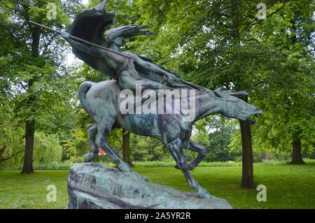 "Walküre" Statue 1908 in Kopenhagen, Dänemark; von Stephan Abel Sinding (1846 – 1922). Norwegisch-dänischer Bildhauer. Im Jahr 1884 zog er nach Kopenhagen Stockfoto