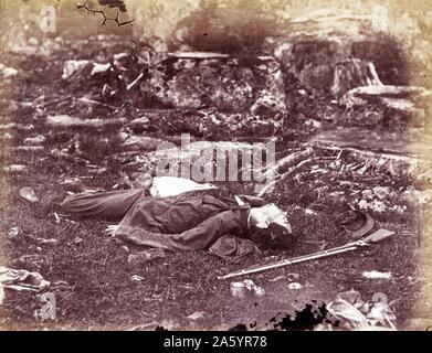 Fotomechanischen Drucken eines Verstorbenen sharpshooter während der Schlacht von Gettysburg. Die Schlacht von Gettysburg dauerte von Juli 1 ñ 3, 1863, in und um die Stadt Gettysburg, Pennsylvania, der Union und der konföderierten Truppen während des Amerikanischen Bürgerkrieges. Von Alexander Gardner (1821-1882) Schottischer Fotograf, der in die Vereinigten Staaten emigrierte fotografiert. Vom 1863 Stockfoto