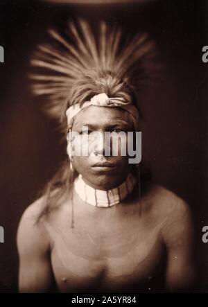 Fotodruck von schwarzen Haaren fotografiert von Edward Sheriff Curtis (1868 – 1952), US-amerikanischer Ethnologe und Fotograf des amerikanischen Westens und der indianischen Völker. Datiert 1905 Stockfoto