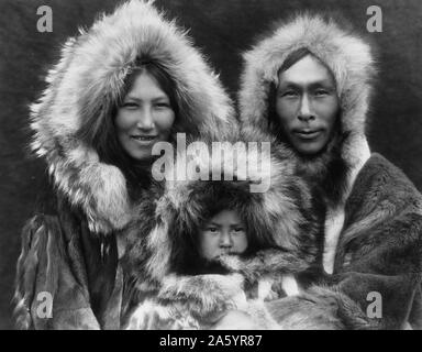 Fotografischer Darstellung der Noatak Eskimo-Familie. Fotografiert von Curtis (1868 – 1952), US-amerikanischer Ethnologe und Fotograf des amerikanischen Westens und der indianischen Völker. Datiert 1929 Stockfoto