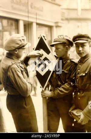 Drei Jungen in der Hitler Jugend, 1938. Die Hitlerjugend war die Jugendorganisation der NSDAP in Deutschland. Seine Ursprünge zurück bis 1922 datiert. Von 1933 bis 1945, es war der einzige offizielle Jugendorganisation in Deutschland und war teilweise eine paramilitärische Organisation. Stockfoto