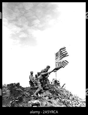 Flagge auf Iwo Jima anheben. Große Fahne installieren auf Mt. Suribachi. Stockfoto