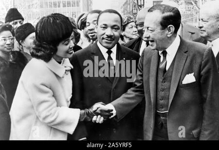 Bürgermeister Wagner von New York begrüßt Dr. und Frau Luther King, Jr. am Rathaus 1964. Robert Ferdinand Wagner II (20. April 1910 - 12. Februar 1964 Stockfoto