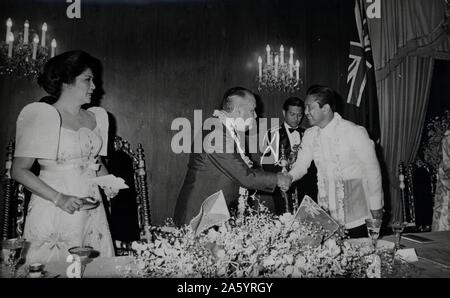 Präsident Ferdinand Marcos grüßt Neuseeland Führer Robert Muldoon, als First Lady Imelda Marcos Uhren. Malacanang Palace, Manila auf den Philippinen, 1980 Stockfoto