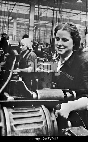 Frauen Umgang mit Drehbank in einer Fabrik in der UdSSR während Zweiter Weltkrieg. Stockfoto