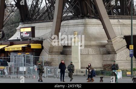 Soldaten auf dem Eiffelturm, Paris bieten Sicherheit nach dem Januar 2015 islamistischen Terroranschlägen in der französischen Hauptstadt Stockfoto
