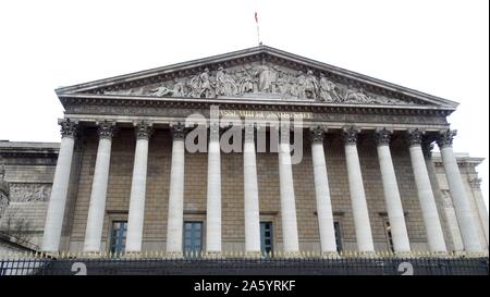 Das Palais Bourbon, am linken Ufer der Seine, ist der Sitz der französischen Nationalversammlung, die untere legislativen Kammer der französischen Regierung Stockfoto