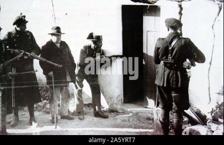 Die Einrichtung versucht, die anarchistische Bewegung in Spanien zu stempeln, kam zu einem dramatischen Kopf der 1933 in Casas Viejas, in der Provinz von Cadiz. Eine kleine Gruppe von Aktivisten, die versuchen, Festnahme zu widerstehen, nach einem gescheiterten Aufstand sich verschanzt in einem Häuschen, die sich mit den Anarchisten und ihre Familien auch noch innen verbrannt wurde. Soldaten und Polizisten dann jedermann im Dorf, die eine Waffe besaß verhaftet, marschierten sie zum Rauchen Asche der Hütte und ihre toten Kollegen und Schuss in den Rücken. Stockfoto