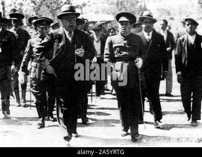 General José Sanjurjo und Azana Ministerpräsident von Spanien 1936. General José Sanjurjo y Sacanell, (1872 - Juli 20, 1936) Allgemeine in der Spanischen Armee. Am 10. Mai 1936, Niceto Alcalá Zamora - ersetzt wurde als Präsident der Republik von Azana, Sanjurjo mit Generälen Emilio Mola, Francisco Franco, Gonzalo Queipo de Llano in einem Plot, der republikanischen Regierung zu stürzen. Dies führte zu der Nationalistischen Aufstand am 17. Juli 1936, die der Spanische Bürgerkrieg begann. Stockfoto