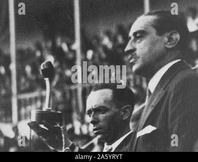 Rechts: Miguel Maura Gamazo (Madrid 1887 – 1971). Spanischer Politiker der Restauration und der zweiten Republik auf einer Kundgebung während des spanischen Bürgerkrieges Stockfoto