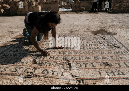 Bet Shemesh, Israel. 23. Oktober, 2019. Mitarbeiter der Israel Antiquities Authority Arbeit einer 1500 Jahre alten Kirche aufzudecken, mit Mosaikböden und Griechischen Mosaik Inschriften dekoriert, entdeckt, etwa 30 Km westlich von Jerusalem. Eine Inschrift gefunden widmet, die Website zu einem namenlosen "glorreichen Märtyrer". Eine zweite erwähnt eine Spende aus der byzantinischen Kaiser Tiberius II Konstantin empfangen. Eine völlig intakte Crypt diente als eine unterirdische Grabkammer für die 'glorreichen Märtyrer". Credit: Nir Alon/Alamy leben Nachrichten Stockfoto