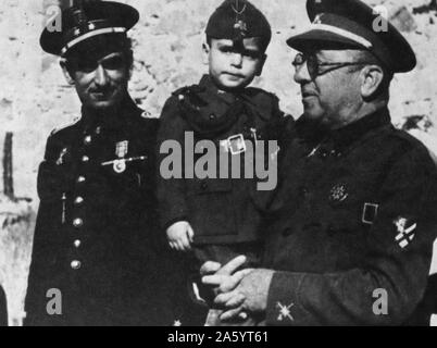 1936 Toledo, General Moscardo halten bis das Kind Restitutus Alcazar, während der Belagerung geboren. José Moscardó e Ituarte, 1. die Anzahl der den Alcazar von Toledo, Grande von Spanien (1878-1956) militärische Gouverneur der Provinz Toledo während des Spanischen Bürgerkriegs. Er einseitig mit der nationalistischen Armee im Kampf gegen die republikanische Regierung und Seine bemerkenswerteste Aktion war die Verteidigung und das Halten des Alcazar von Toledo gegen Republikanischen Kräfte. Stockfoto
