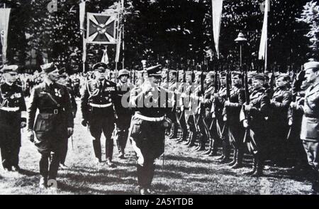 Feldmarschall Hermann Goring (mit Baton) und Hugo Sperrle (2. von links) Überprüfung der Legion Condor. Die Legion aus Freiwilligen aus der deutschen Luftwaffe (Luftwaffe) und von der deutschen Armee (Wehrmacht Heer), die mit den Nationalisten während des Spanischen Bürgerkriegs von Juli 1936 bis März 1939 serviert. Stockfoto