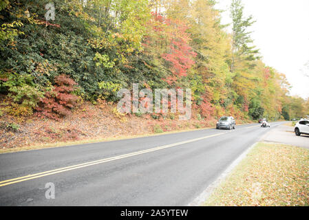 Herbst Farben in Blau - Ridge Park Way North Carolina Stockfoto