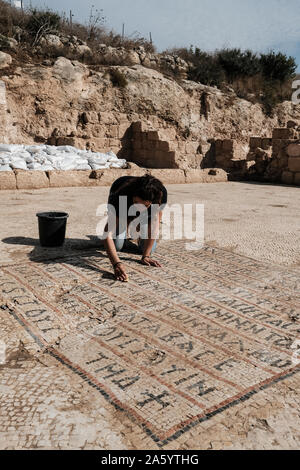 Bet Shemesh, Israel. 23. Oktober, 2019. Mitarbeiter der Israel Antiquities Authority Arbeit einer 1500 Jahre alten Kirche aufzudecken, mit Mosaikböden und Griechischen Mosaik Inschriften dekoriert, entdeckt, etwa 30 Km westlich von Jerusalem. Eine Inschrift gefunden widmet, die Website zu einem namenlosen "glorreichen Märtyrer". Eine zweite erwähnt eine Spende aus der byzantinischen Kaiser Tiberius II Konstantin empfangen. Eine völlig intakte Crypt diente als eine unterirdische Grabkammer für die 'glorreichen Märtyrer". Credit: Nir Alon/Alamy leben Nachrichten Stockfoto