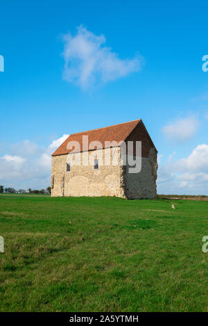 Sächsische Kirche UK, Blick auf die St. Peter's Kapelle (AD 654) an der Küste von Essex bei Bradwell-on-Sea, England, UK. Stockfoto