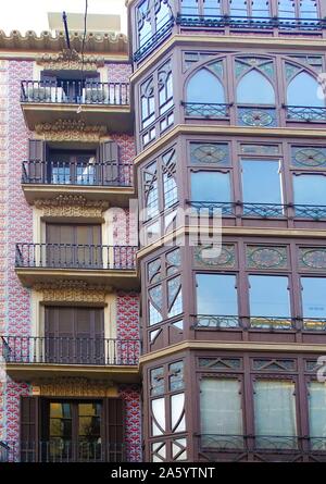 Fassade des Appartements aus dem frühen zwanzigsten Jahrhundert, Barcelona, Spanien Stockfoto