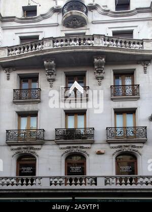 Fassade des Appartements aus dem frühen zwanzigsten Jahrhundert, Barcelona, Spanien Stockfoto