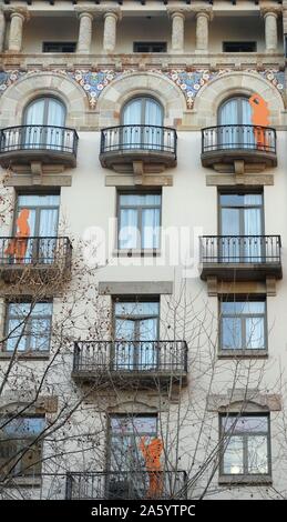 Fassade des Appartements aus dem frühen zwanzigsten Jahrhundert, Barcelona, Spanien Stockfoto